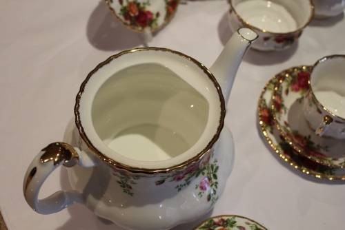 PRISTINE ROYAL ALBERT 23pc OLD COUNTRY ROSES TEA SET