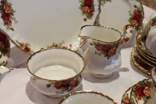 PRISTINE ROYAL ALBERT 23pc OLD COUNTRY ROSES TEA SET