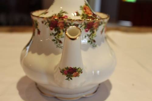 PRISTINE ROYAL ALBERT OLD COUNTRY ROSES TEAPOT