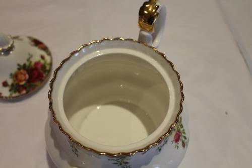PRISTINE ROYAL ALBERT OLD COUNTRY ROSES TEAPOT
