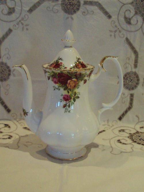 ROYAL ALBERT "OLD COUNTRY ROSES" COFFEE POT