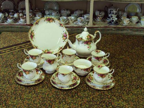 ROYAL ALBERT OLD COUNTRY ROSES TEA SET