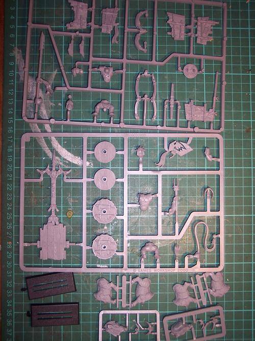 warhammer -  Orc board chariot  and crew on sprue