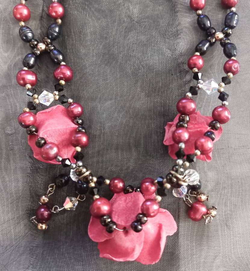 Vintage Pretty Wine Red and Near Black Freshwater Pearl Necklace with Roses