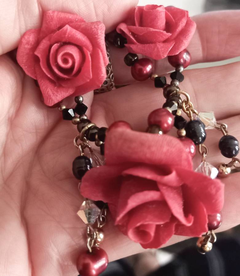 Vintage Pretty Wine Red and Near Black Freshwater Pearl Necklace with Roses