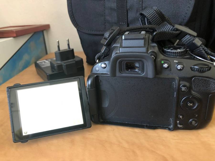 Nikon D5100 DSLR with 18-55mm f/3.5-5.6G DX VR Lens, LOWEPRO BAG , EXCELLENT CONDITION