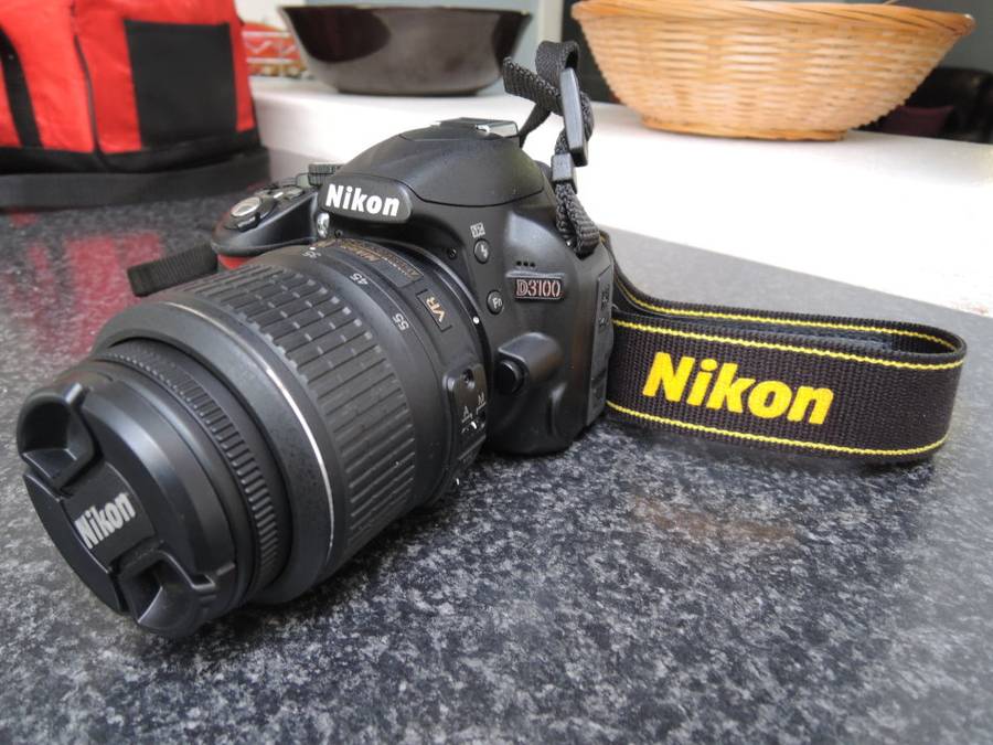 NIKON D3100 14.2MP ,FULL HD MOVIES, WITH 18-55MM VR LENS IN VERY GOOD CONDTION WITH CHARGER