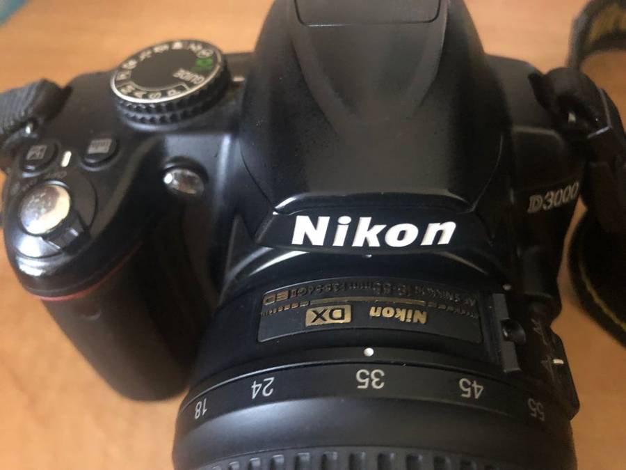 NIKON D3000 WITH 18-55MM ZOOM LENS IN VERY GOOD CONDITION