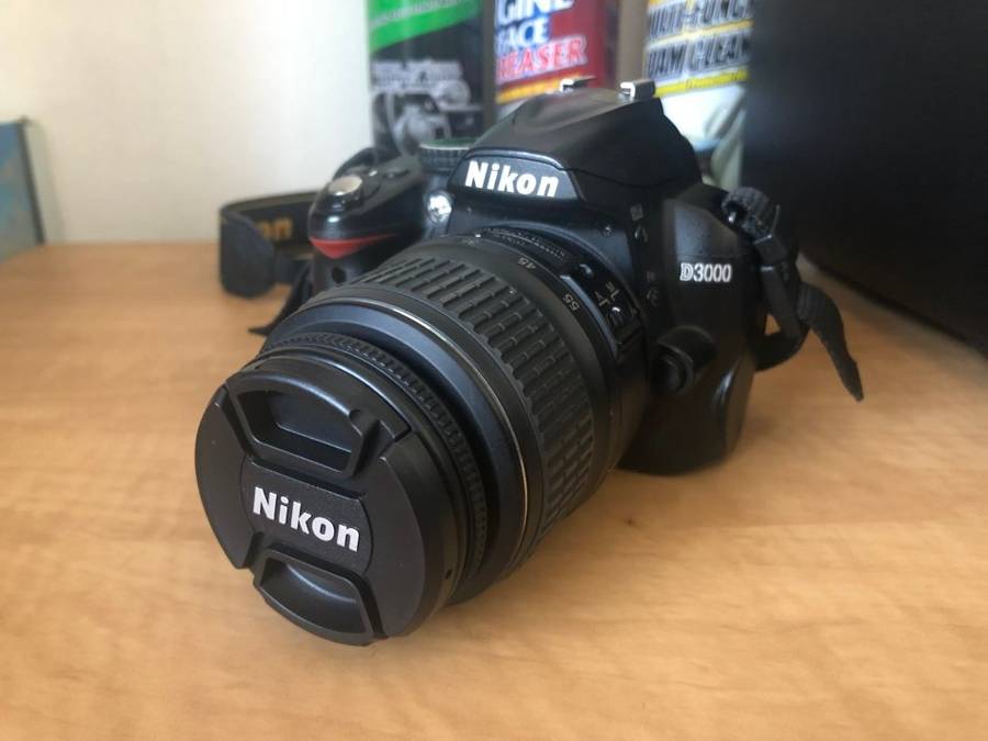 NIKON D3000 WITH 18-55MM ZOOM LENS IN VERY GOOD CONDITION