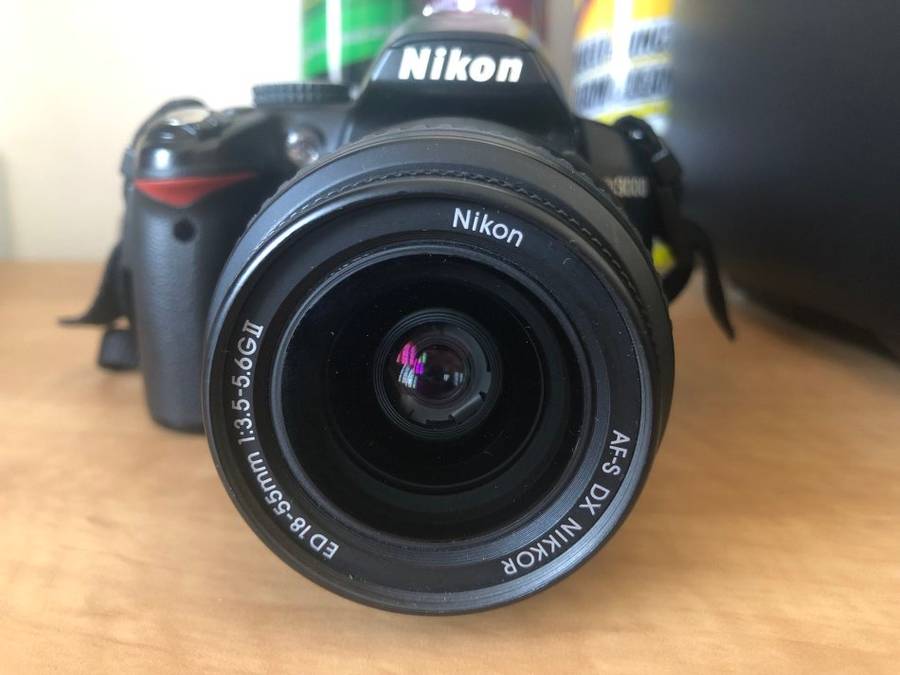 NIKON D3000 WITH 18-55MM ZOOM LENS IN VERY GOOD CONDITION