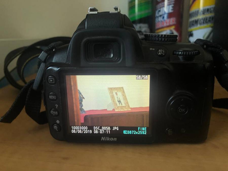 NIKON D3000 WITH 18-55MM ZOOM LENS IN VERY GOOD CONDITION