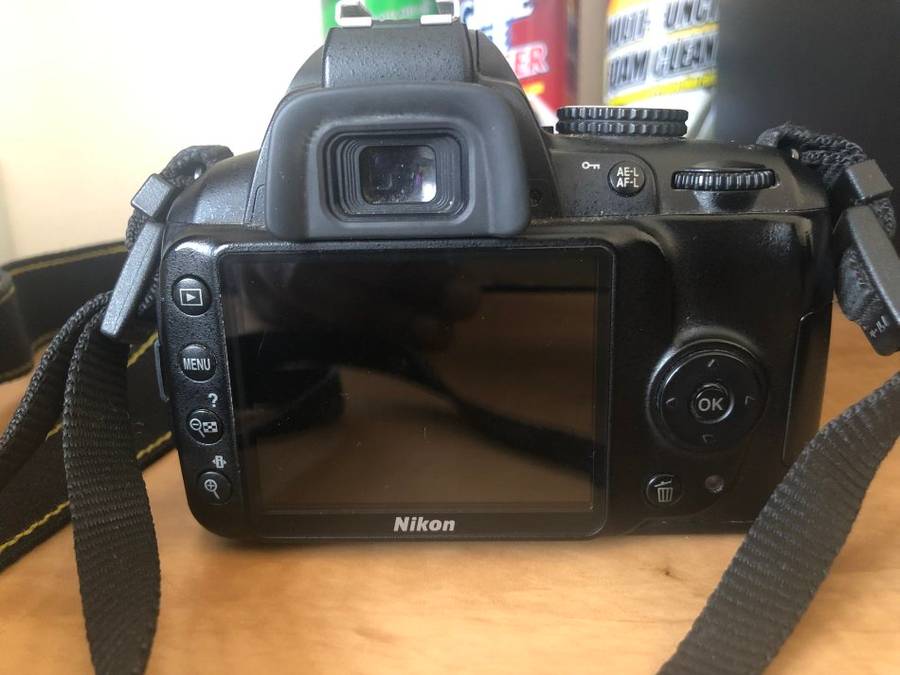 NIKON D3000 WITH 18-55MM ZOOM LENS IN VERY GOOD CONDITION