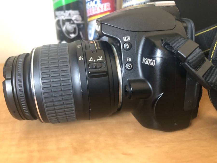 NIKON D3000 WITH 18-55MM ZOOM LENS IN VERY GOOD CONDITION