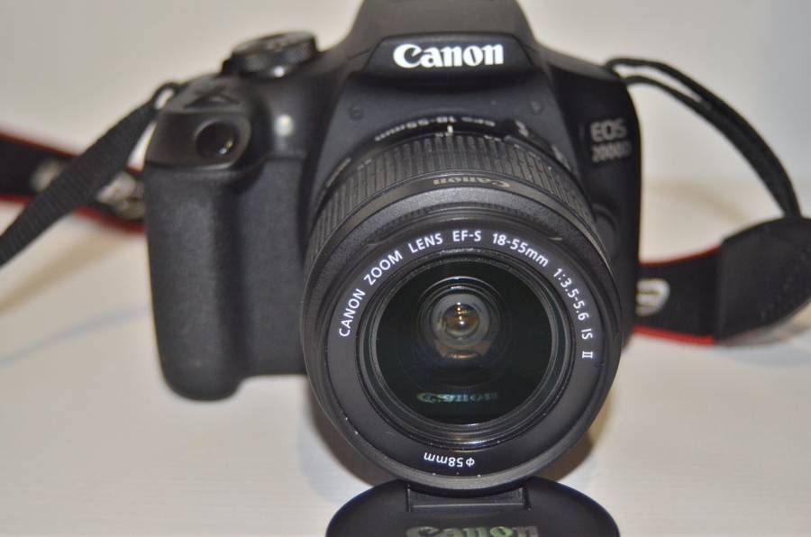 Canon EOS 2000D 24MP DSLR, FULL HD MOVIES , 18-55MM IS II ZOOM LENS IN EXCELLENT CONDITION