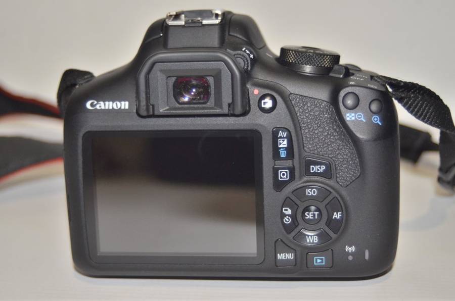 Canon EOS 2000D 24MP DSLR, FULL HD MOVIES , 18-55MM IS II ZOOM LENS IN EXCELLENT CONDITION