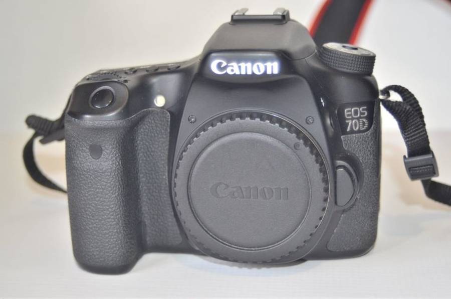 Canon EOS 70D DSLR Camera ( BODY ONLY ) WITH CHARGER