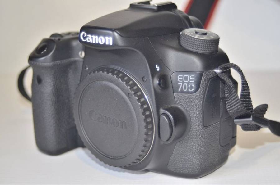Canon EOS 70D DSLR Camera ( BODY ONLY ) WITH CHARGER
