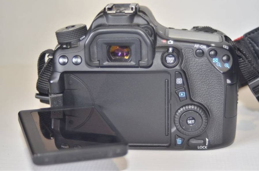 Canon EOS 70D DSLR Camera ( BODY ONLY ) WITH CHARGER