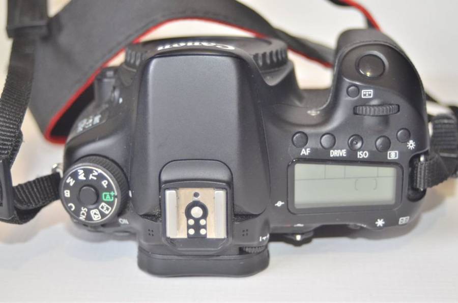 Canon EOS 70D DSLR Camera ( BODY ONLY ) WITH CHARGER