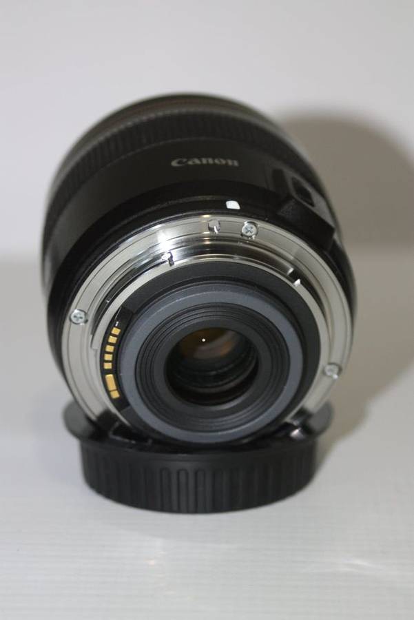 Canon EF-S 60mm f/2.8 USM Macro Lens IN EXCELLENT CONDITION