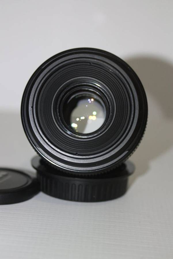 Canon EF-S 60mm f/2.8 USM Macro Lens IN EXCELLENT CONDITION
