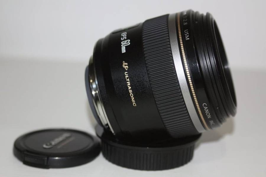 Canon EF-S 60mm f/2.8 USM Macro Lens IN EXCELLENT CONDITION