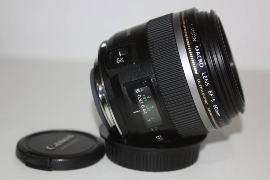 Canon EF-S 60mm f/2.8 USM Macro Lens IN EXCELLENT CONDITION