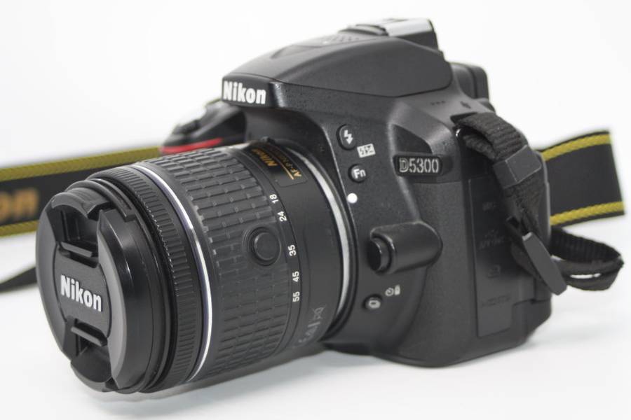 Nikon D5300 24MP DSLR with Nikon 18-55mm f/3.5-5.6G VR Lens , 4000 PICTURES S ON THE CLOCK ONLY