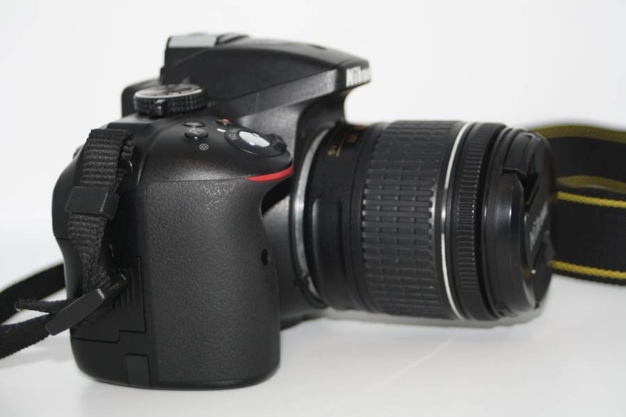Nikon D5300 24MP DSLR with Nikon 18-55mm f/3.5-5.6G VR Lens , 4000 PICTURES S ON THE CLOCK ONLY