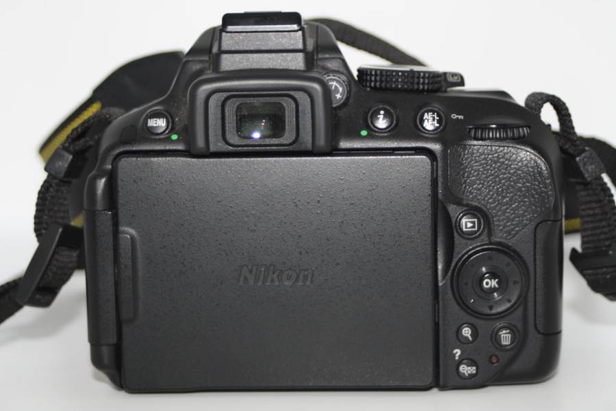 Nikon D5300 24MP DSLR with Nikon 18-55mm f/3.5-5.6G VR Lens , 4000 PICTURES S ON THE CLOCK ONLY
