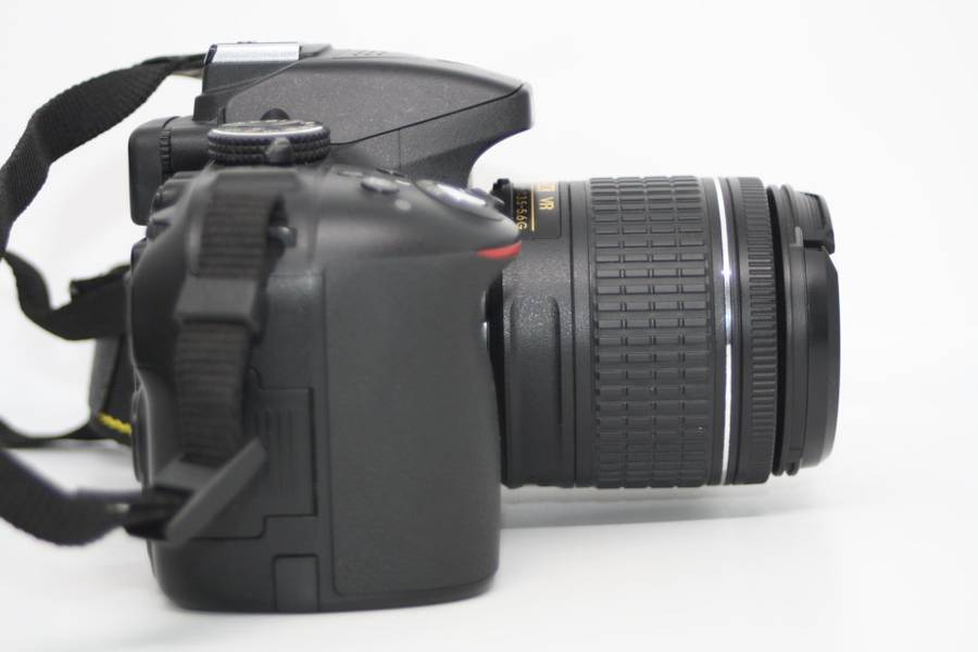 Nikon D5300 24MP DSLR with Nikon 18-55mm f/3.5-5.6G VR Lens , 4000 PICTURES S ON THE CLOCK ONLY