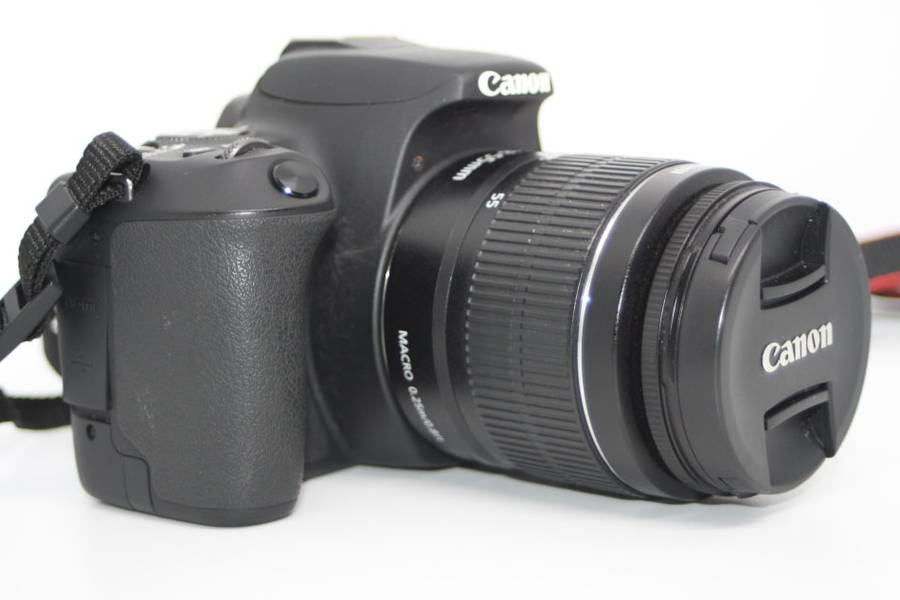 Canon EOS 200D 24MP DSLR Camera with CANON 18-55mm  Lens IN NEW  CONDITION WITH BAG