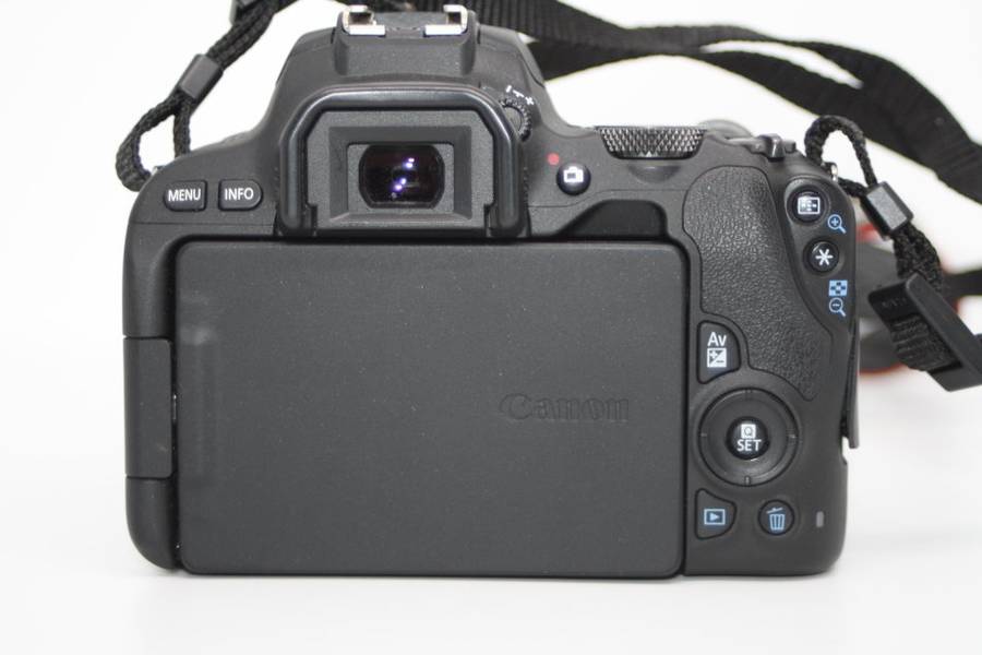 Canon EOS 200D 24MP DSLR Camera with CANON 18-55mm  Lens IN NEW  CONDITION WITH BAG