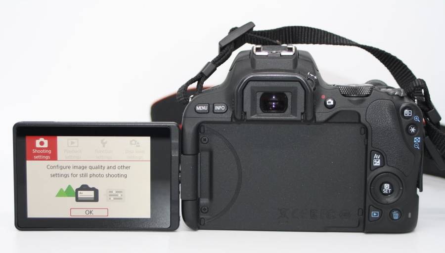 Canon EOS 200D 24MP DSLR Camera with CANON 18-55mm  Lens IN NEW  CONDITION WITH BAG