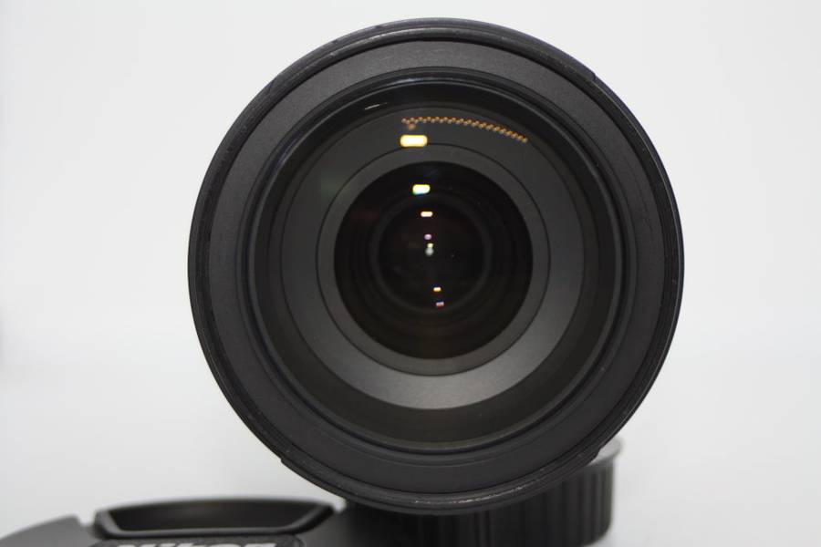 Nikon AF-S 28-300mm f/3.5-5.6 G ED VR Lens IN VERY GOOD CONDITION