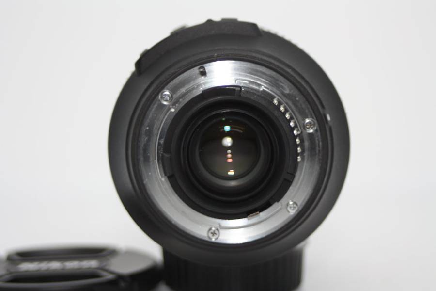 Nikon AF-S 28-300mm f/3.5-5.6 G ED VR Lens IN VERY GOOD CONDITION