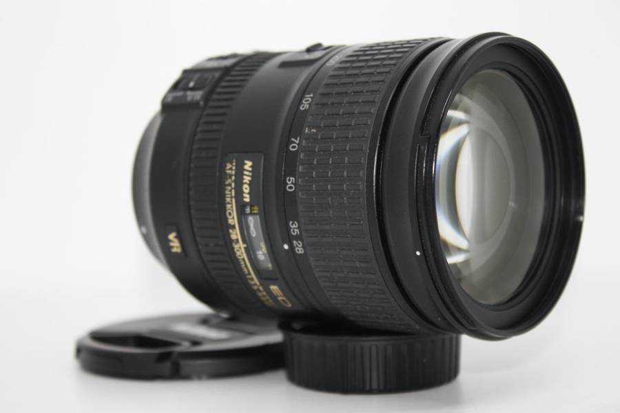 Nikon AF-S 28-300mm f/3.5-5.6 G ED VR Lens IN VERY GOOD CONDITION