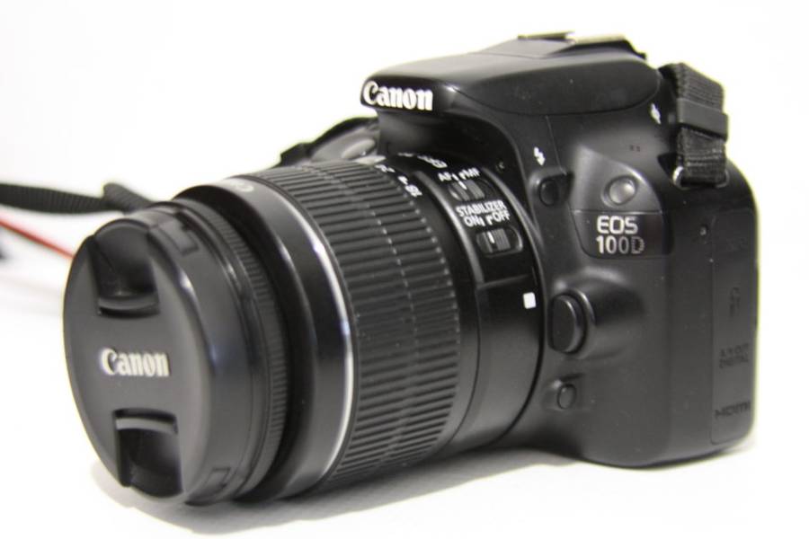CANON 100D 18MP DSRL FULL HD MOVIES WITH 18-55MM LENS , CHARGER VERY GOOD CONDITION