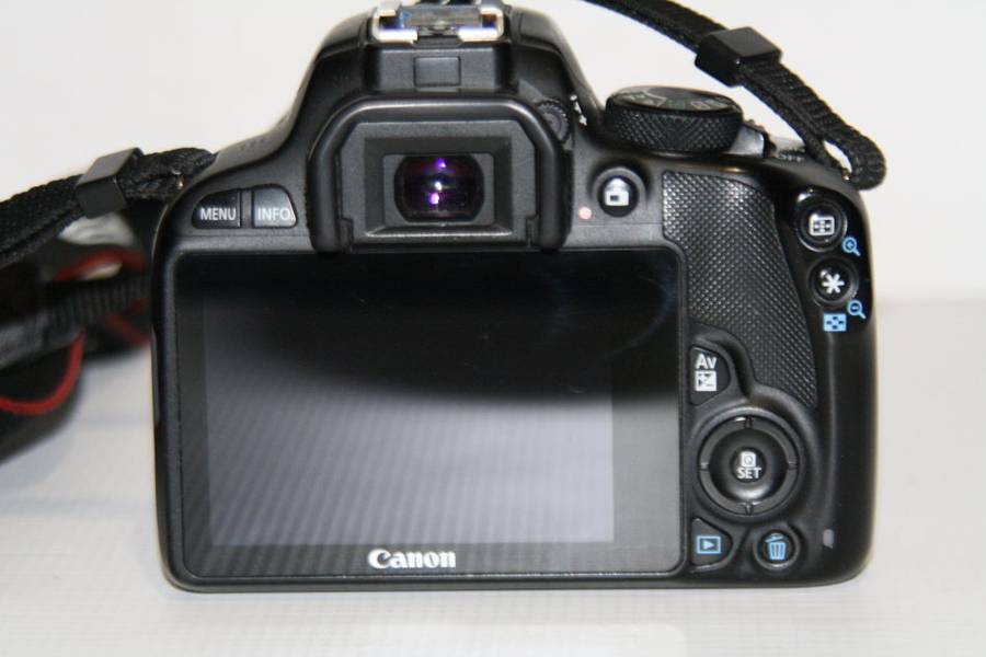 CANON 100D 18MP DSRL FULL HD MOVIES WITH 18-55MM LENS , CHARGER AND SHOULDER BAG