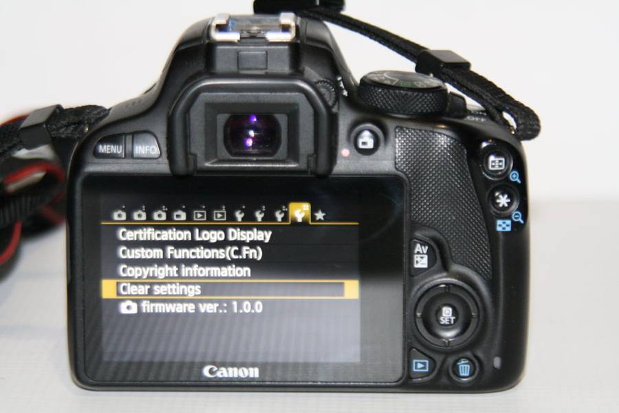 CANON 100D 18MP DSRL FULL HD MOVIES WITH 18-55MM LENS , CHARGER AND SHOULDER BAG