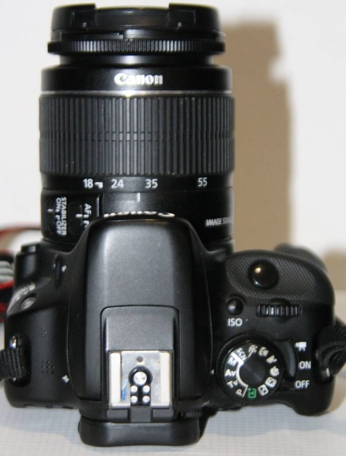 CANON 100D 18MP DSRL FULL HD MOVIES WITH 18-55MM LENS , CHARGER AND SHOULDER BAG