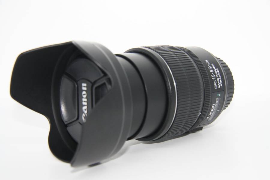 Canon EF-S 15-85mm f/3.5-5.6 IS USM Lens IN EXCELLENT CONDITON WITH BOTH LENS CAPS AND LENS HOOD