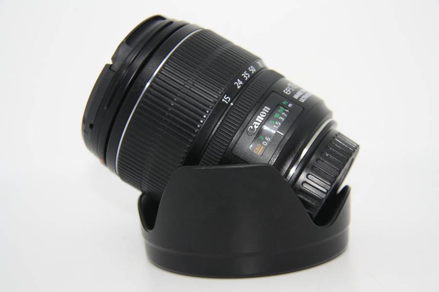 Canon EF-S 15-85mm f/3.5-5.6 IS USM Lens IN EXCELLENT CONDITON WITH BOTH LENS CAPS AND LENS HOOD