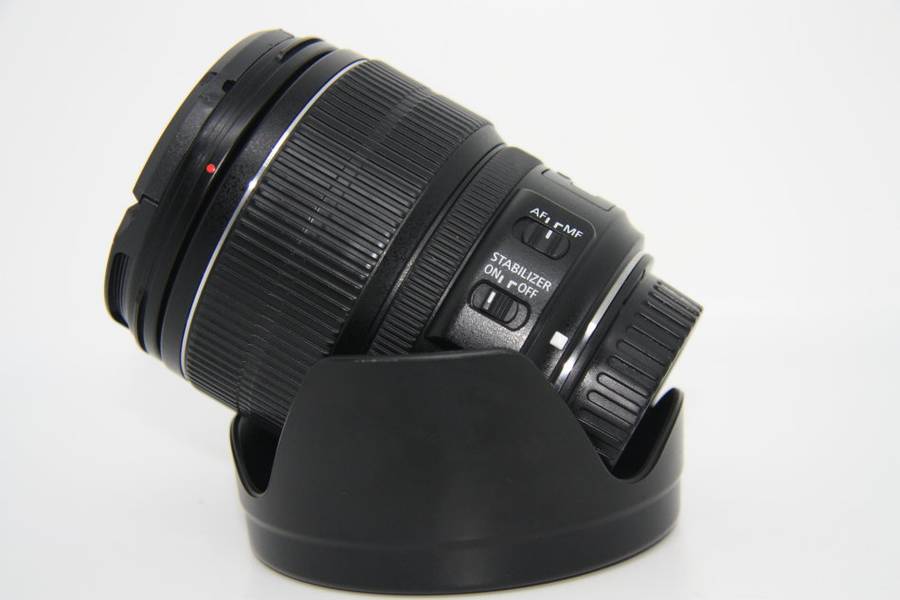 Canon EF-S 15-85mm f/3.5-5.6 IS USM Lens IN EXCELLENT CONDITON WITH BOTH LENS CAPS AND LENS HOOD
