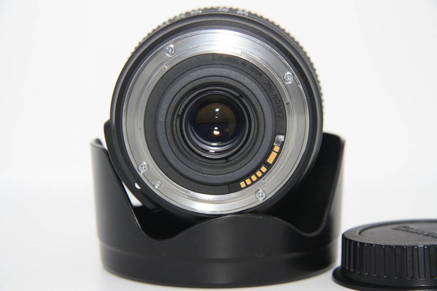 Canon EF-S 15-85mm f/3.5-5.6 IS USM Lens IN EXCELLENT CONDITON WITH BOTH LENS CAPS AND LENS HOOD