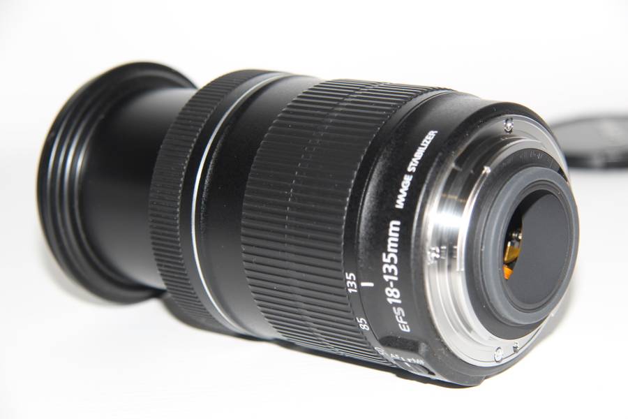 Canon EF-S 18-135mm f/3.5-5.6 IS Lens IN VERY GOOD CONDITION