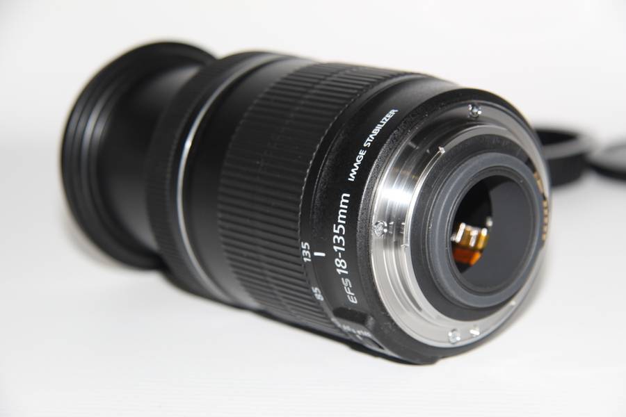 Canon EF-S 18-135mm f/3.5-5.6 IS Lens IN VERY GOOD CONDITION