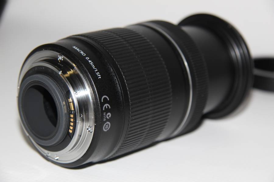 Canon EF-S 18-135mm f/3.5-5.6 IS Lens IN VERY GOOD CONDITION
