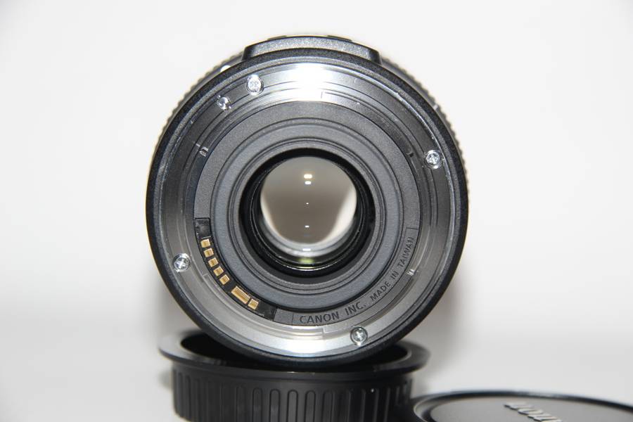Canon EF-S 18-135mm f/3.5-5.6 IS Lens IN VERY GOOD CONDITION