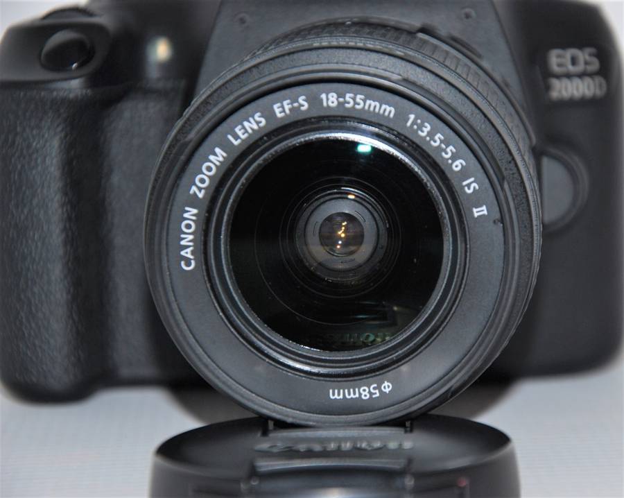 Canon EOS 2000D 24MP DSLR, FULL HD MOVIES , 18-55MM ZOOM LENS IN VERY GOOD CONDITION